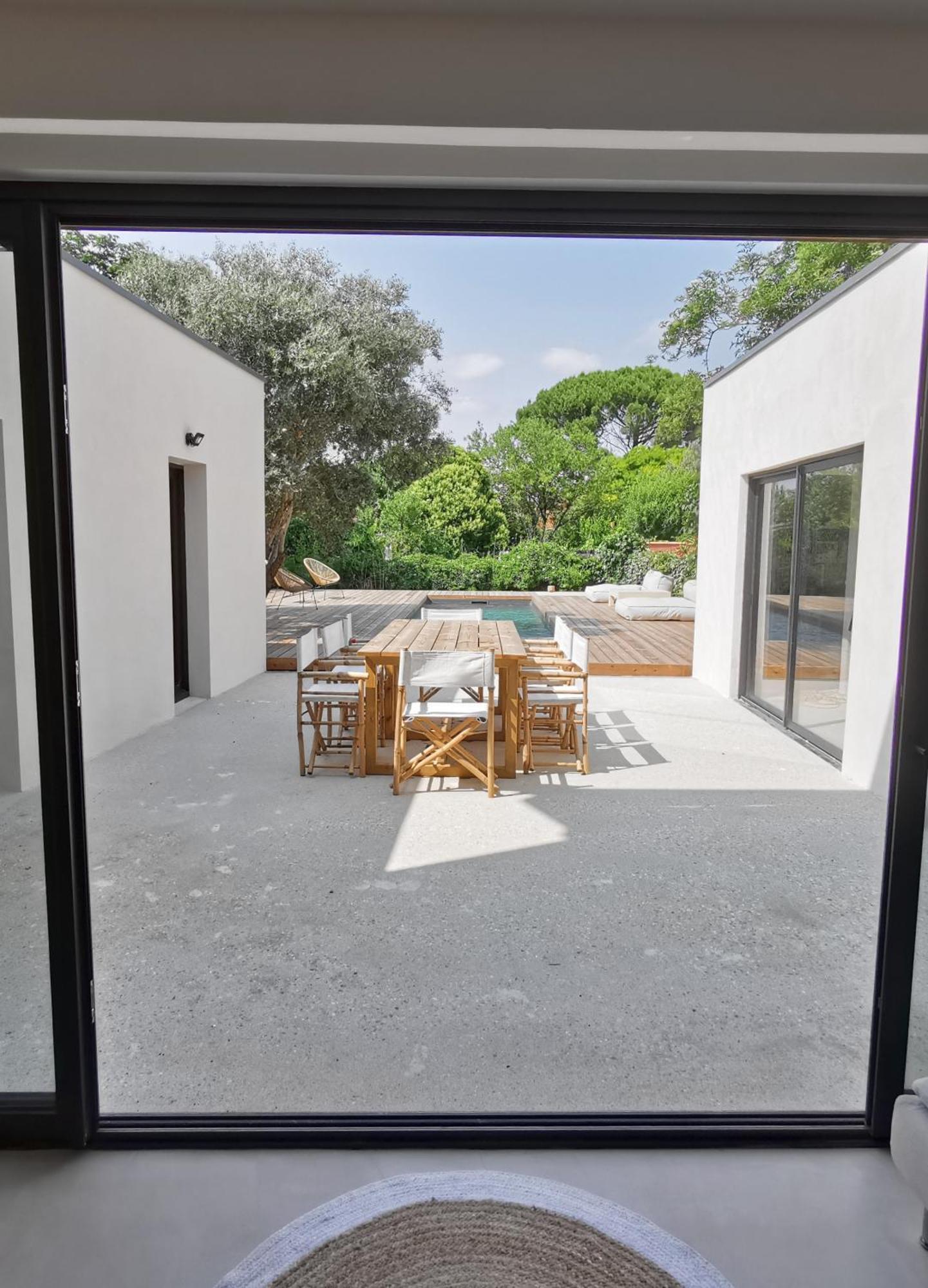 Villa La De L'ecole ! Piscine, Jardin, Garage, Clim ! *
